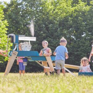 Duurzame PlayWave watertafel met kinderen die spelen in een groene buitenomgeving, ideaal voor watermanagement.