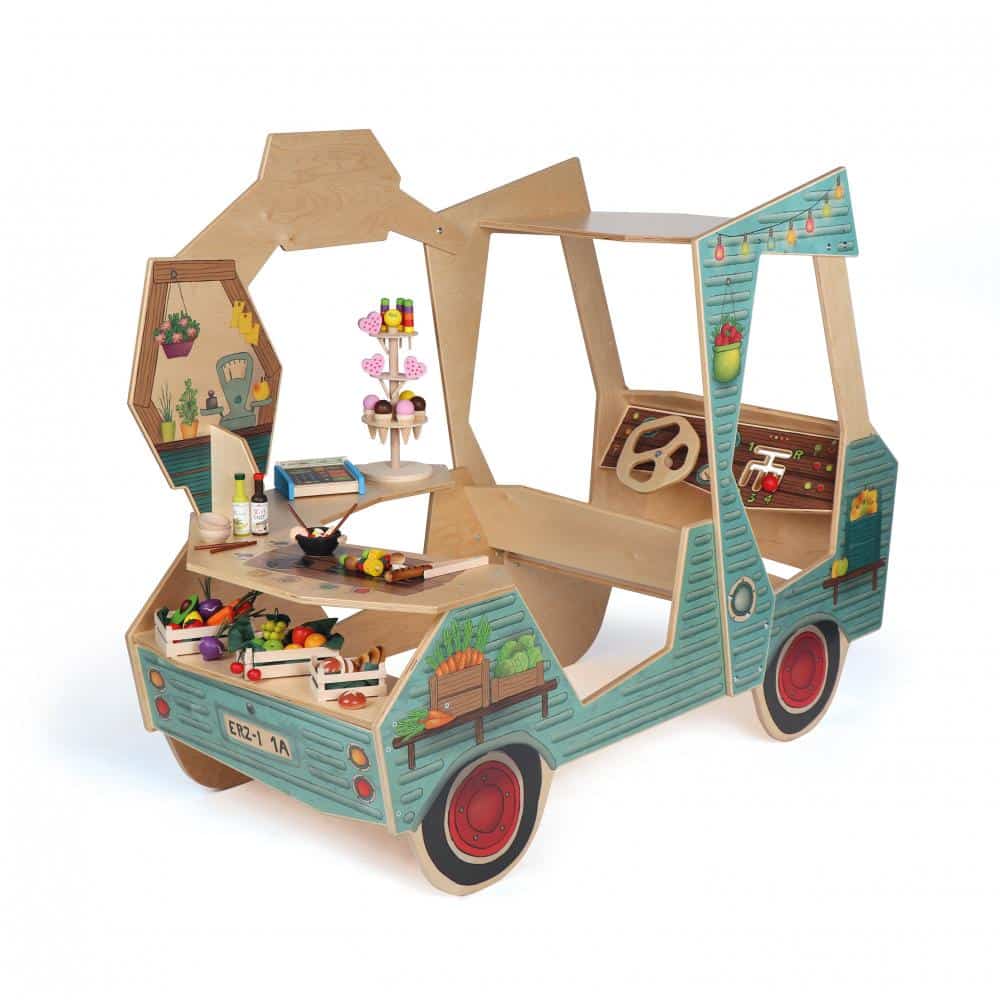 Vrolijke houten festival foodtruck met kleurrijke decoraties, speelruimte en accessoires voor kinderen om creatief te spelen.
