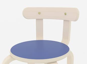 Kruk met rugleuning, blauwe zitting, wit gepigmenteerd houten frame, geschikt voor kinderopvang en onderwijs.