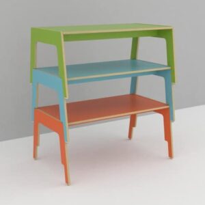 Stapeltafel FRISZ! in groen, blauw en oranje, ontworpen voor ruimtebesparing en flexibiliteit in kinderopvang.
