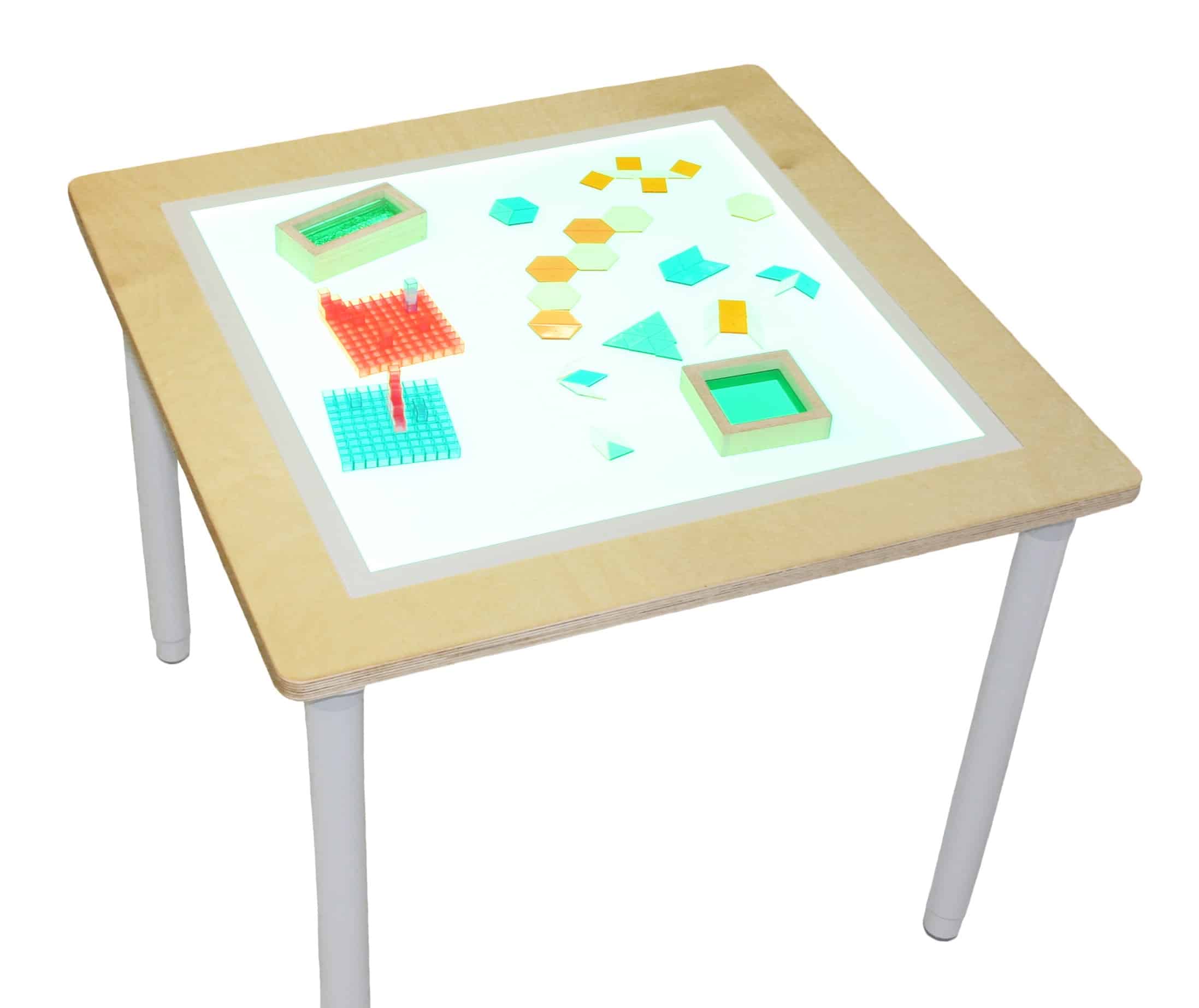 Lichttafel met LED-verlichting, gevuld met kleurrijke vormen en materialen voor creatieve en sensorische activiteiten.