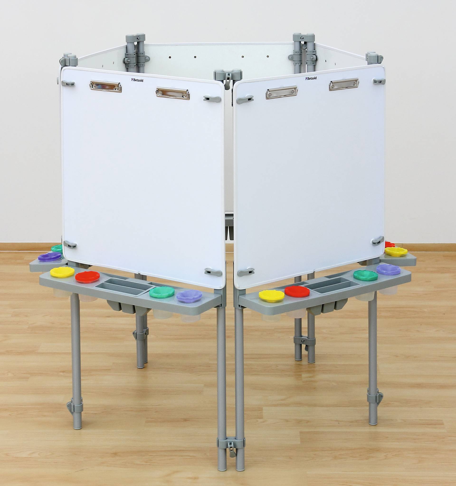 Teken-/schilderwand 5-zijdig met doorzichtige panelen en kleurrijke verfpaletten, ideaal voor samenwerking in de klas.
