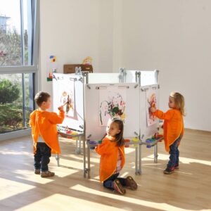 Teken-/schilderwand 6-zijdig met kinderen in oranje schorten die creatief aan het werk zijn in een lichte ruimte.