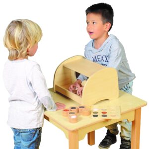 Kinderen ontdekken de Voelbox, een houten box voor tastzin, met verschillende materialen en een concentratieoefening.