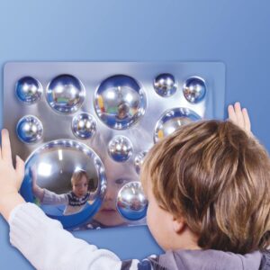 Convex spiegels in verschillende maten, met een kind dat de vervormde reflecties verkent. Stimuleert nieuwsgierigheid en o...