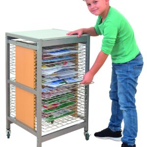 Droogrek A3 Zilver XL met laderoosters, gebruikt door een jongen om papieren op te bergen, verrijdbaar en praktisch.
