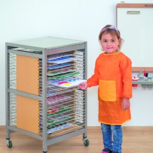 Droogrek A3 Zilver met wielen, gevuld met kunstwerken, naast een kind in een oranje schort.