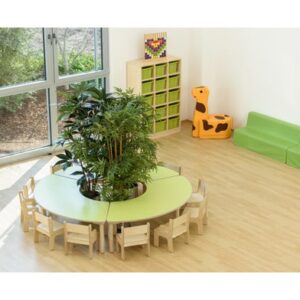 BACCUS kleutermeubel segment set met 3 halfronde tafels en 12 stoelen, geschikt voor kinderopvang. Groene en houten afwerk...