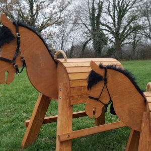 Schattige houten ponys met zwarte manen, perfect voor rollenspel en bewegingsactiviteiten voor kinderen.