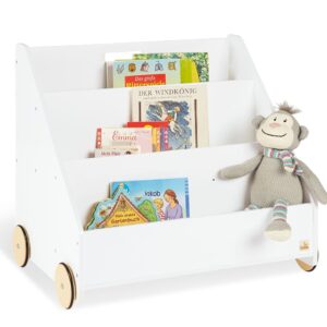 Witte boekenwagen met vier vakken, gevuld met boeken en een knuffel, op wielen voor eenvoudig verplaatsen.