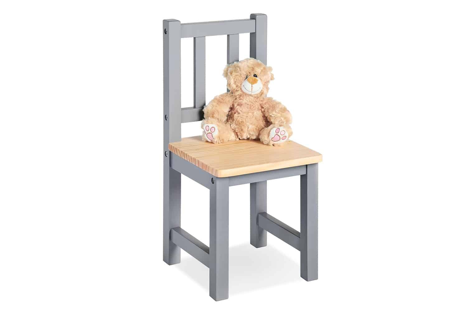 Grijze kinderstoel van hout met een naturel houten zitting, met een teddybeer erop. Stabiel en trendy ontwerp.