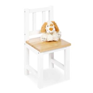 Witte kinderstoel van blank gelakt hout met een schattig knuffelhondje op de zitting, ideaal voor de poppenhoek.