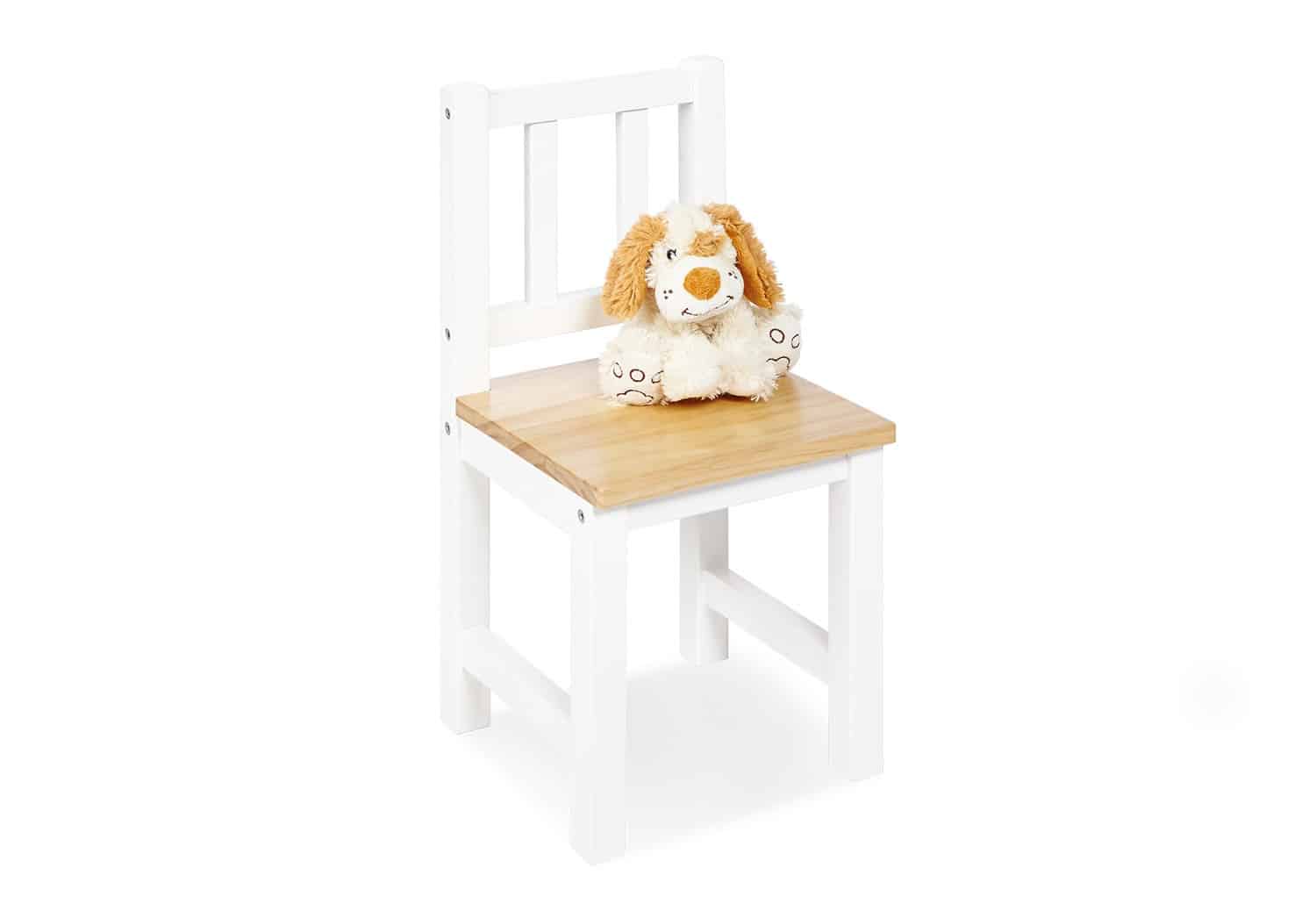 Witte kinderstoel van blank gelakt hout met een schattig knuffelhondje op de zitting, ideaal voor de poppenhoek.