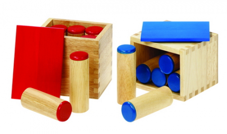 Sound box, houten geluidmakende cilinders die door luisteren bij elkaar gezocht moeten worden