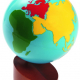 Globe met gekleurde werelddelen en losse bol