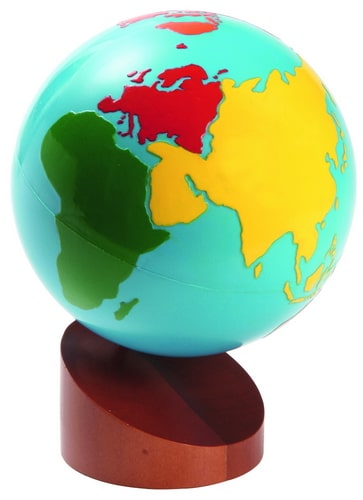 Globe met gekleurde werelddelen en losse bol