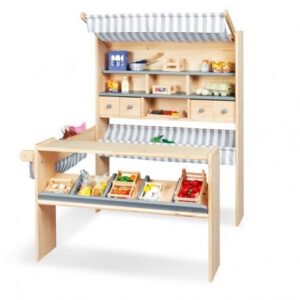 Grijze/witte marktkraam met schappen, lades en fruit- en groentekisten voor speelwinkelen.