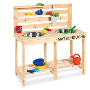Zand- en watertafel van hout met twee metalen kommen, speelgoed en accessoires, ideaal voor buiten spelen en leren.