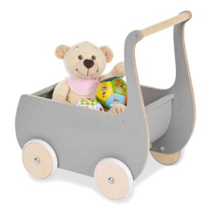 Retro grijze poppenwagen met houten handvat, gevuld met een teddybeer en kleurrijke ballen, ideaal voor speelplezier.