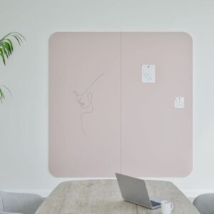 Moderne Curve Writing Wall in zachte rondingen, met een lichtroze kleur en ruimte voor notities en tekeningen.