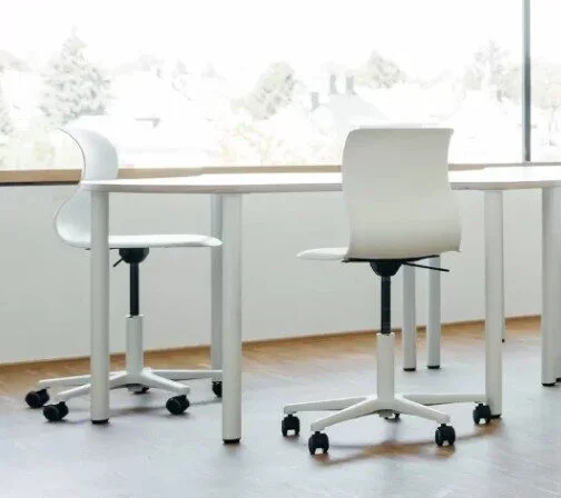 Comfortabele PRO CHAIR bureaustoelen met wielen, ideaal voor vergaderruimtes en ergonomisch gebruik.