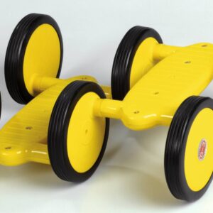 Gele Maxi Roller met vier zwarte wielen, ontworpen voor evenwicht, coördinatie en behendigheid in buitenspellen.