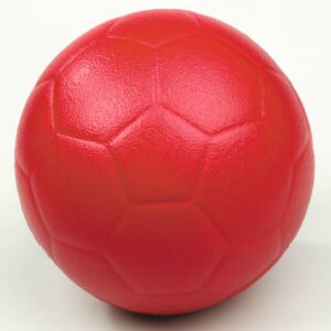 Zachte rode voetbal van foam met hexagonale patronen, diameter 20 cm, ideaal voor beginners en veilig in gebruik.