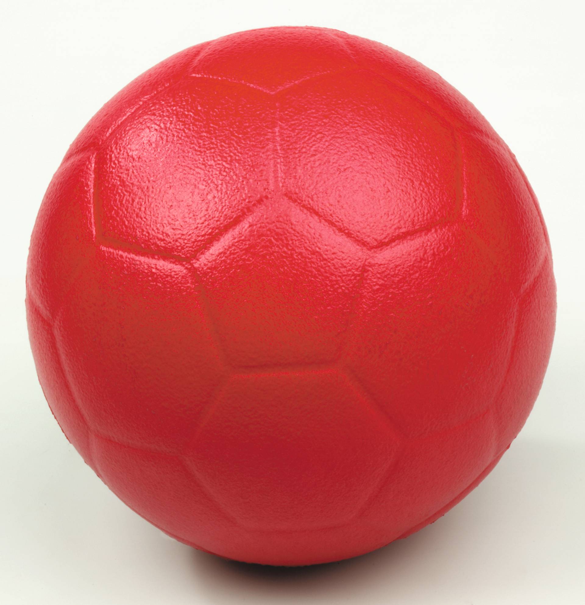Zachte rode voetbal van foam met hexagonale patronen, diameter 20 cm, ideaal voor beginners en veilig in gebruik.
