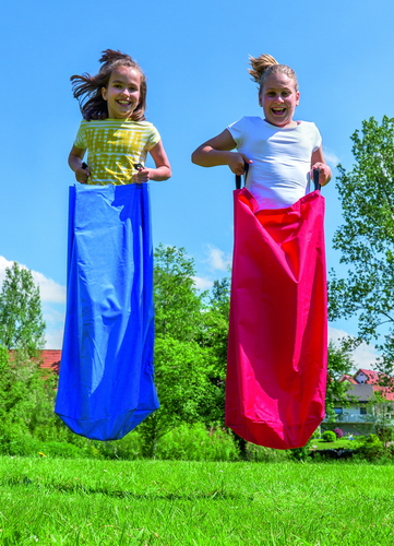 Blauwe zakloop zak voor senioren, 90 cm hoog, met twee kinderen die erin springen op grasveld.