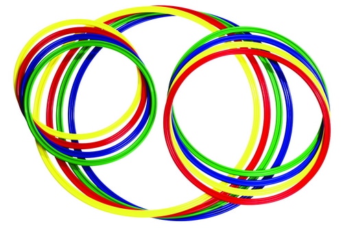 Set van 4 kleurrijke hoepels in rood, geel, groen en blauw, ideaal voor buitenspelen en gymnastiekactiviteiten.