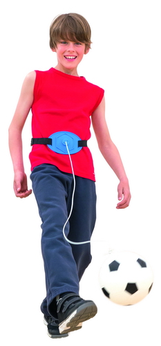 Bungee oefenvoetbal met taillegordel, jongen in rode shirt trapt bal, elastisch koord zichtbaar. Ideaal voor training.