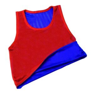 Tweekleurig sporthesje voor kinderen tot 12 jaar, met een rode voorkant en blauwe achterkant, gemaakt van ademend materiaal.