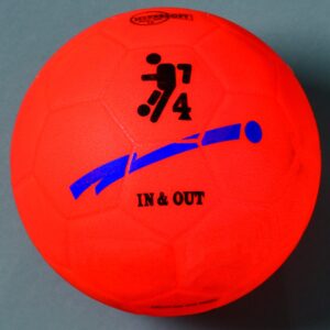 Ultra zachte, feloranje voetbal van 22 cm met zwart en blauw logo, ideaal voor kinderen in de speeltuin.
