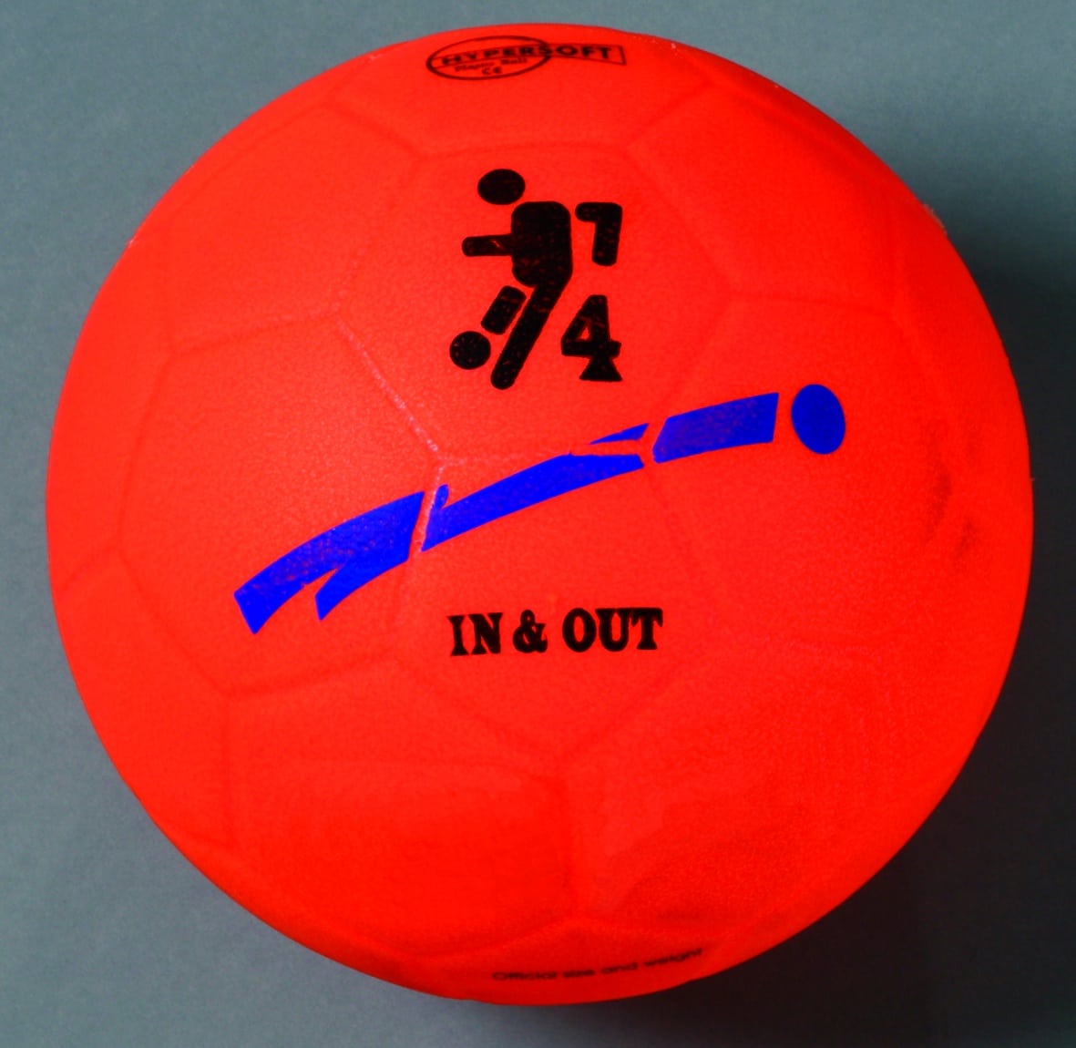 Ultra zachte, feloranje voetbal van 22 cm met zwart en blauw logo, ideaal voor kinderen in de speeltuin.