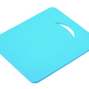 Blauwe zitmat, formaat 1 x 32 x 38 cm, met een handvat voor eenvoudig vervoer. Geschikt voor buitenlessen.