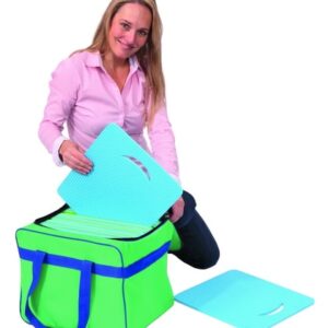 Opbergtas in groen met blauwe accenten, geschikt voor 30 zitmatten, met een vrouw die een zitmat eruit haalt.