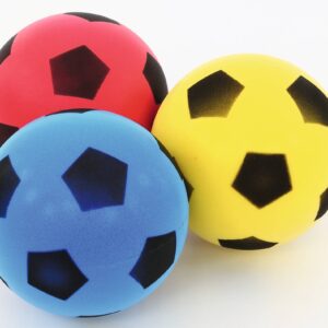 Set van 3 zachte voetballen in rood, blauw en geel, gemaakt van stevig schuim voor veilig spel en leren.