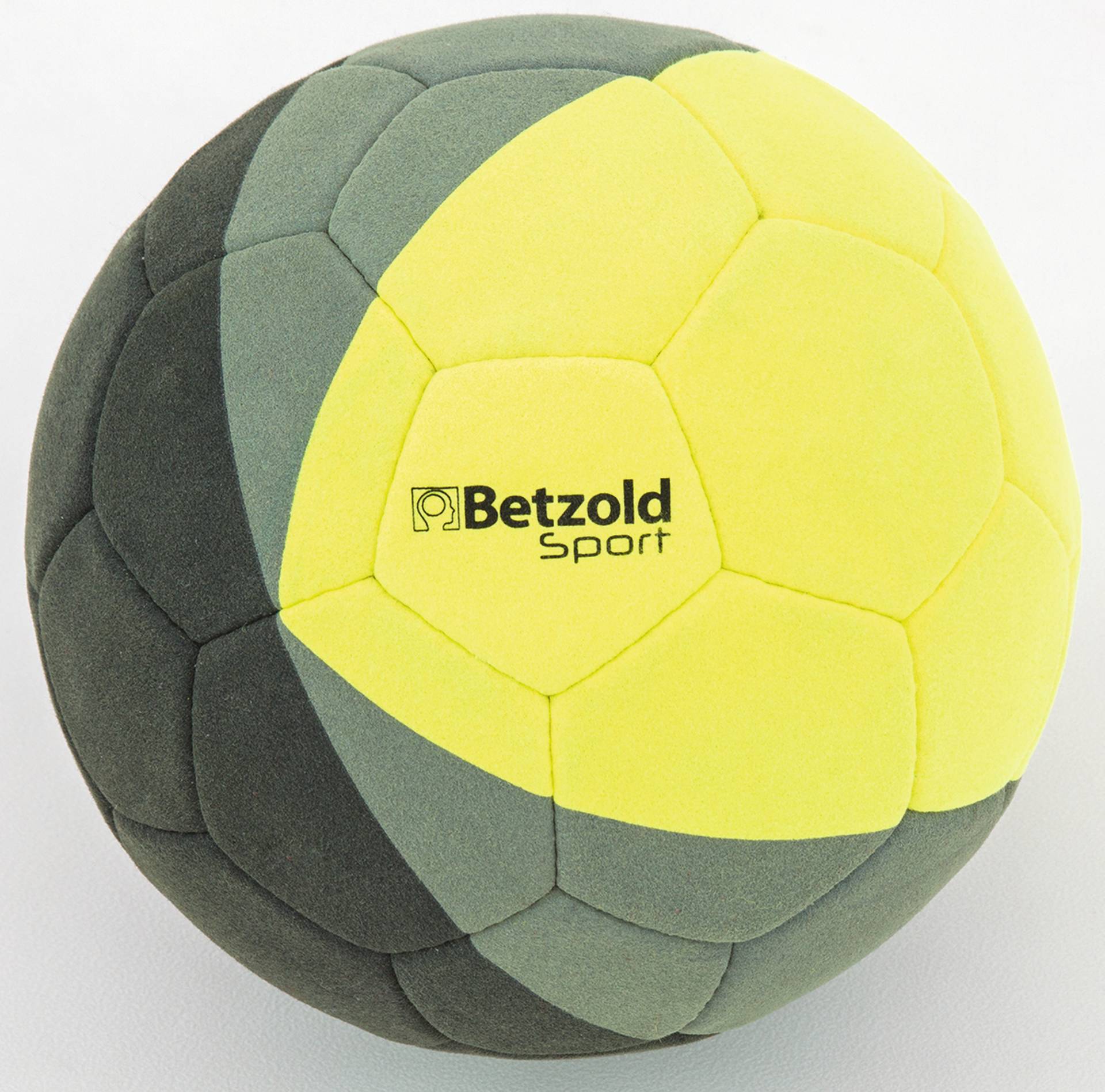 Zachte indoor voetbal in felgeel en grijs, gemaakt van veloursachtig materiaal, ideaal voor binnenspelletjes.