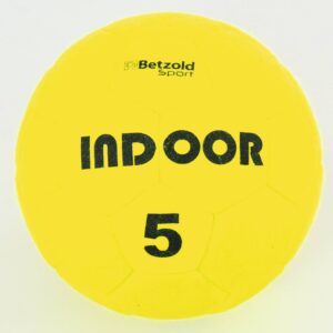Geel indoor voetbal met zwarte opdruk INDOOR en het nummer 5, geschikt voor gebruik op grasvelden en in voetbalkooien.