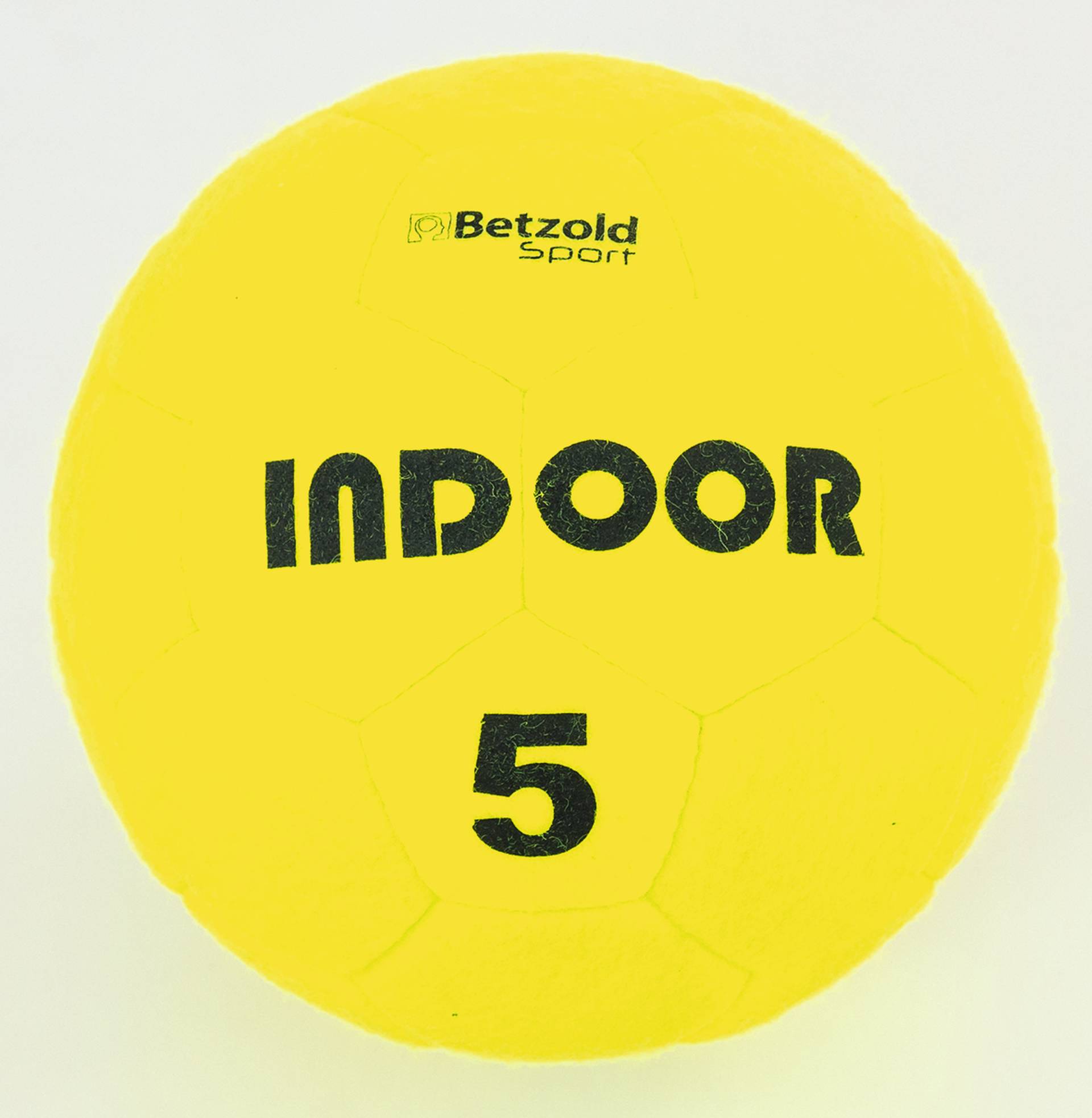 Geel indoor voetbal met zwarte opdruk INDOOR en het nummer 5, geschikt voor gebruik op grasvelden en in voetbalkooien.