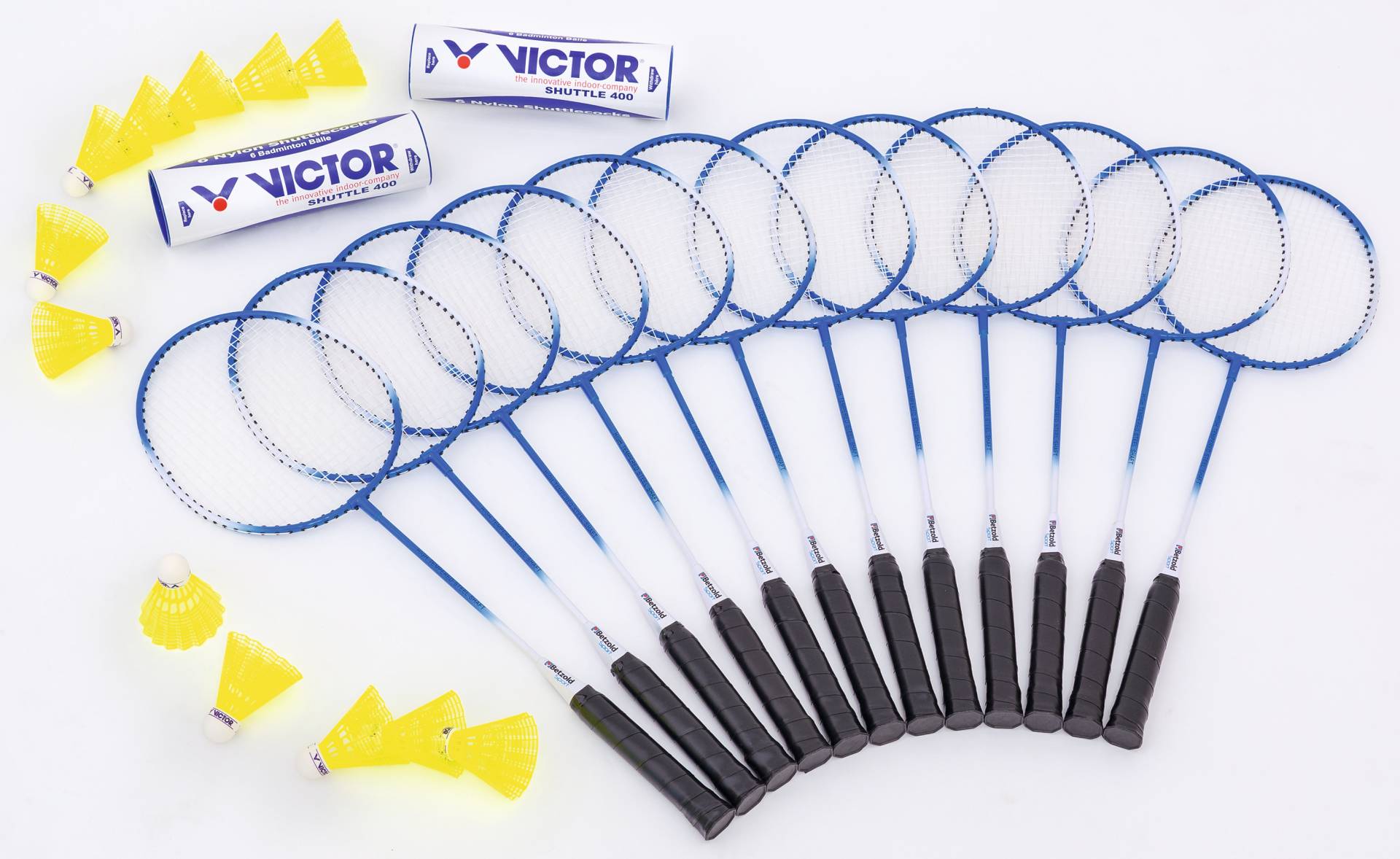 Badmintonset met blauwe rackets, gele shuttles en net, perfect voor sportlessen en buitenspelen.