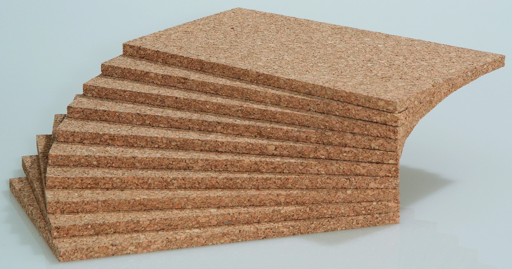 Kurken plankjes in stapel, set van 10 stuks, ideaal voor hamerspel en motorische ontwikkeling.