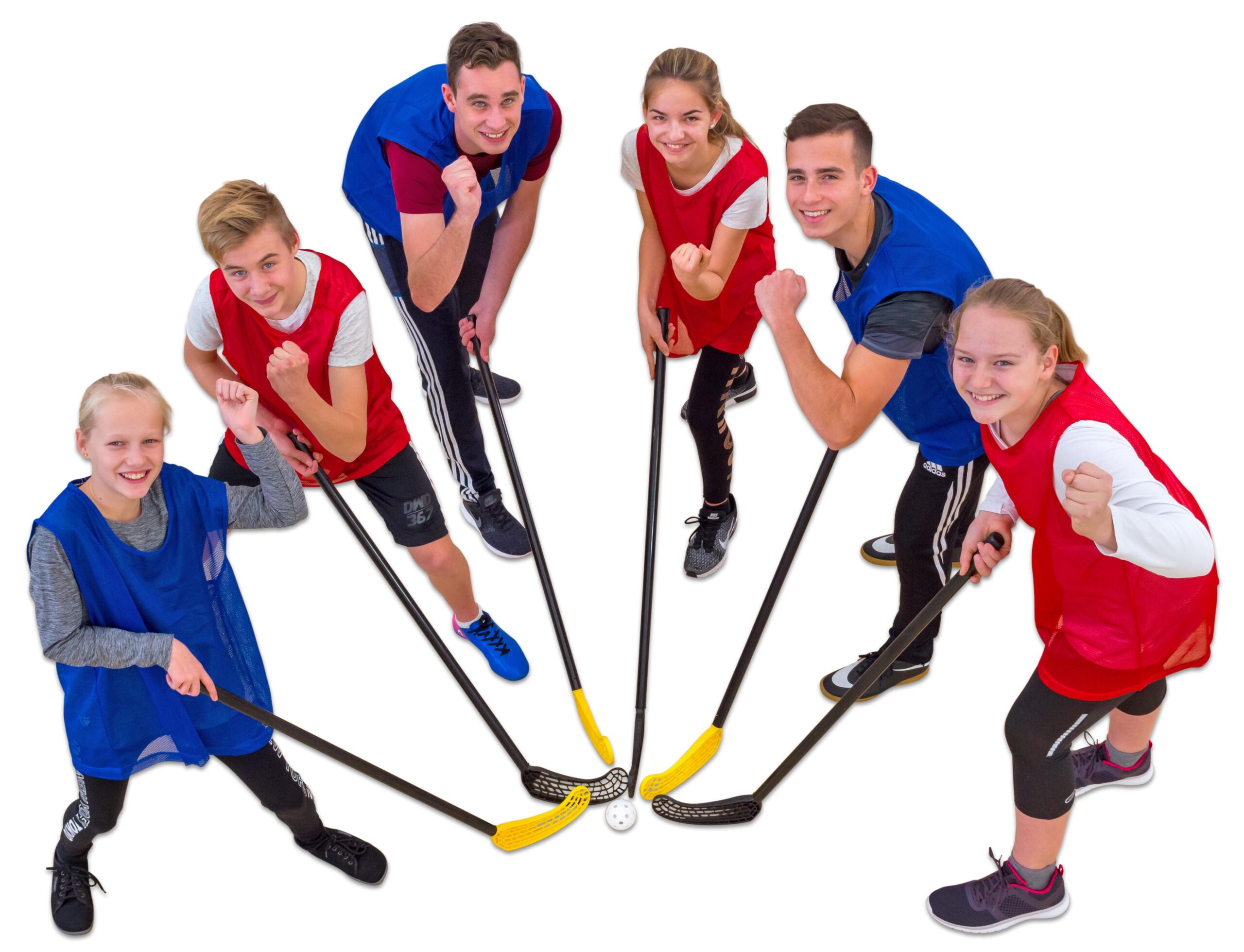Vijf jongeren in sportoutfits met floorball sticks en een bal, klaar voor actie in een cirkel.