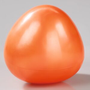 Oranje, ei-vormige bal met een gladde textuur, ideaal voor kring- en groepsspellen met kinderen.