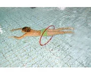 Verzwaarde duikhoepel van 76 cm in rood, gebruikt door een kind in een zwembad.