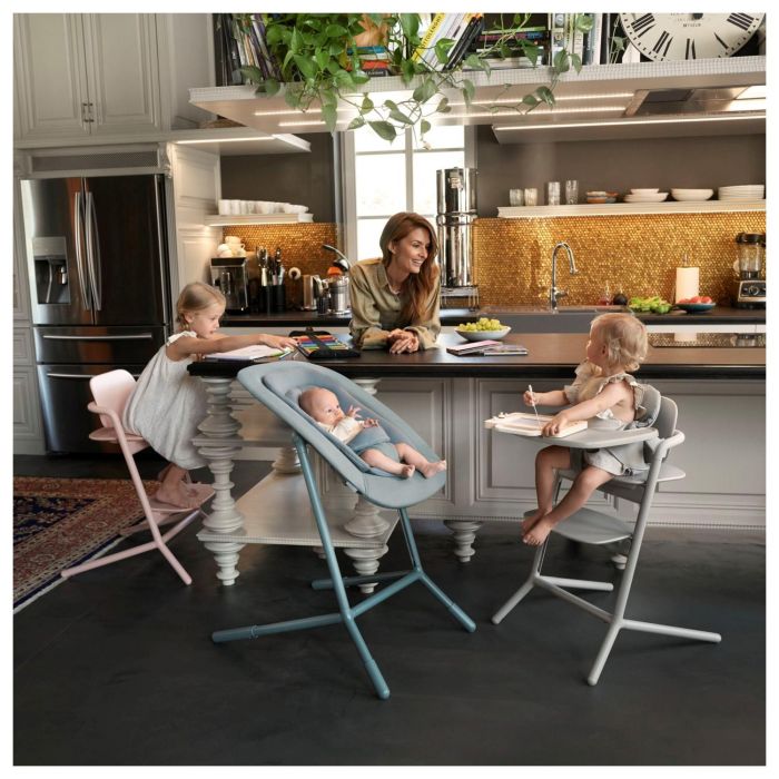 LEMO Meegroeistoel in grijs, met kinderen aan een tafel, ideaal voor eten en spelen in een moderne keuken.