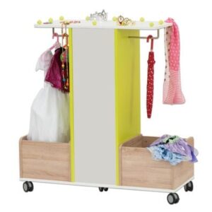 Kostuum garderobe Sarrasani met kleurrijke hangers en opbergbakken voor verkleedkleding en accessoires.