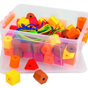 Grote kralen in diverse kleuren, 90 stuks van 3 cm met 8 veters van 90 cm, verpakt in een doorzichtige bak.