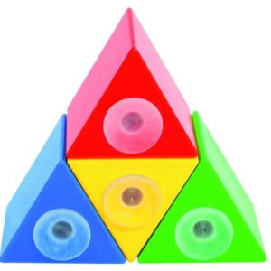Kleurige blokken met zuignappen in rood, blauw, geel en groen, formaat 5,4 x 5,4 cm, geschikt voor kinderen vanaf 1,5 jaar.