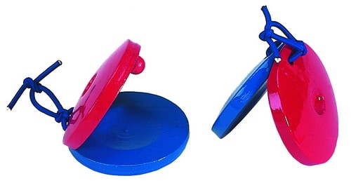 Kleurrijke castagnetten in rood en blauw, verbonden met een touwtje, geschikt voor muziekeducatie.